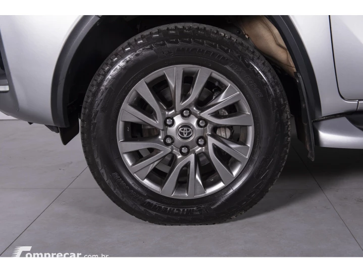 HILUX SW4 2.8 D-4D TURBO DIESEL SRX 7L 4X4 AUTOMÁTICO