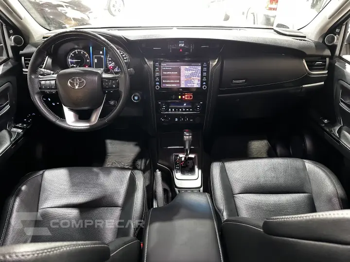 HILUX SW4 2.8 D-4D TURBO DIESEL SRX 7L 4X4 AUTOMÁTICO