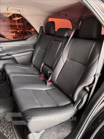 HILUX SW4 2.8 D-4D TURBO DIESEL SRX 7L 4X4 AUTOMÁ