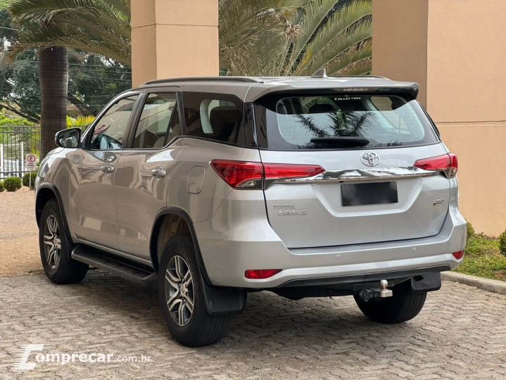 HILUX SW4 2.7 SR 4X2 7 Lugares 16V