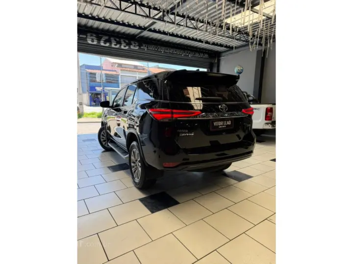 HILUX SW4 2.8 D-4D TURBO DIESEL SRX 7L 4X4 AUTOMÁTICO