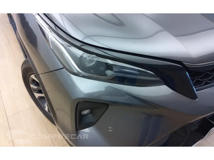 HILUX SW4 2.8 D-4D TURBO DIESEL SRX PLATINUM 7L 4X4 AUTOMÁTI