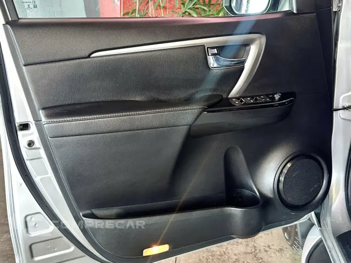 HILUX SW4 2.8 D-4D TURBO DIESEL SRX 7L 4X4 AUTOMÁTICO