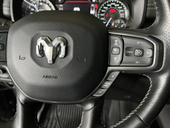 1500 5.7 V8 GASOLINA REBEL CD 4X4 AUTOMÁTICO