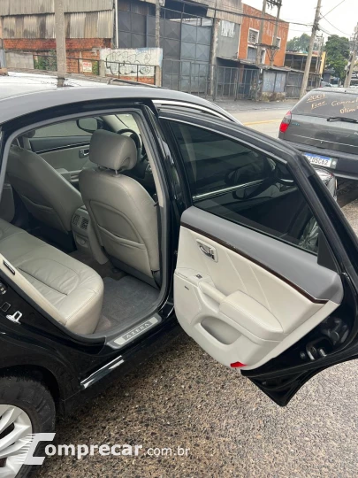 AZERA 3.3 MPFI GLS Sedan V6 24V