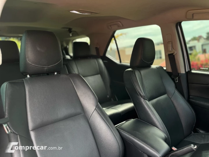 HILUX SW4 2.8 D-4D TURBO DIESEL SRX 7L 4X4 AUTOMÁTICO