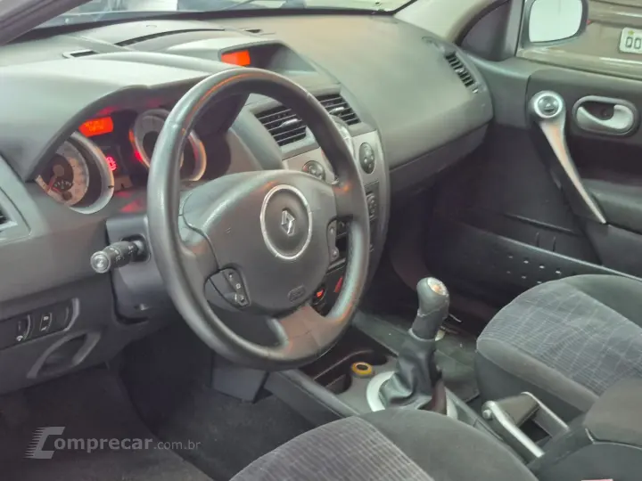 Megane Sedan Dynamique 1.6 16V (flex)