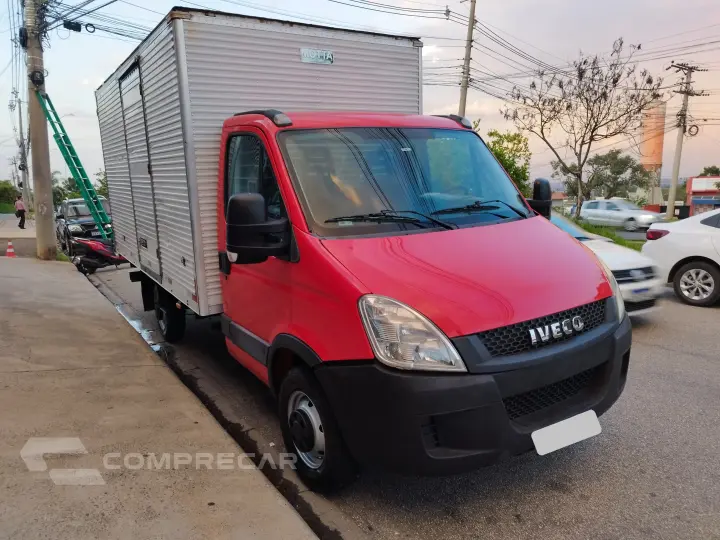 Daily 35s14 + Baú (CNH B)