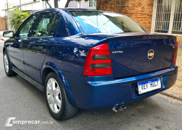 ASTRA 1.8 MPFI GL Sedan 8V