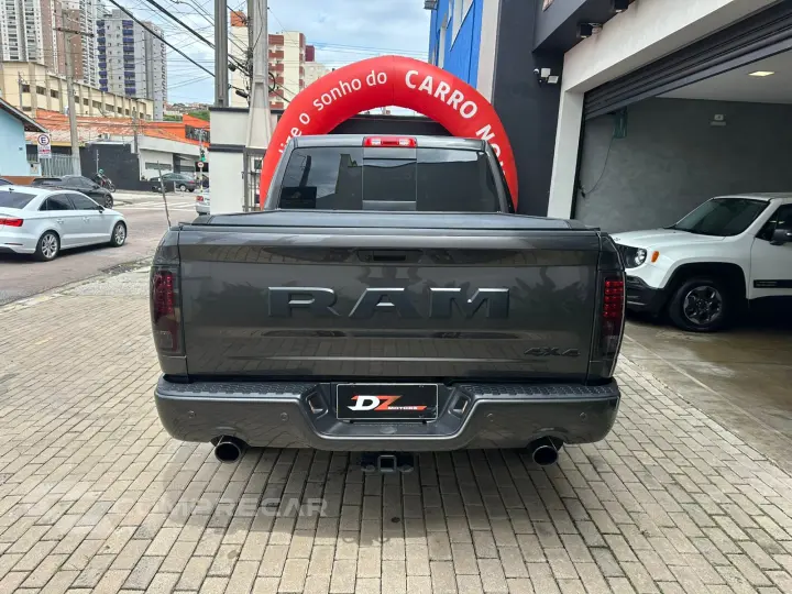 1500 5.7 V8 Limited Night Edition CD 4X4