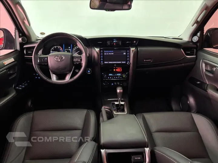 HILUX SW4 2.8 D-4D TURBO DIESEL SRX 7L 4X4 AUTOMÁ