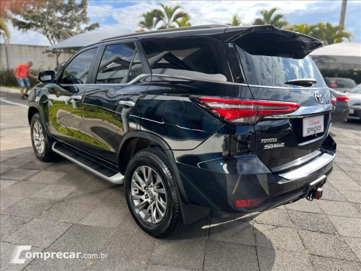HILUX SW4 2.8 D-4D TURBO DIESEL SRX 7L 4X4 AUTOMÁ