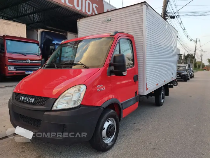 Daily 35s14 + Baú (CNH B)