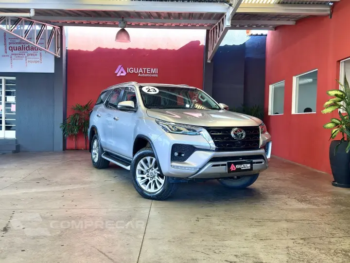 HILUX SW4 2.8 D-4D TURBO DIESEL SRX 7L 4X4 AUTOMÁTICO