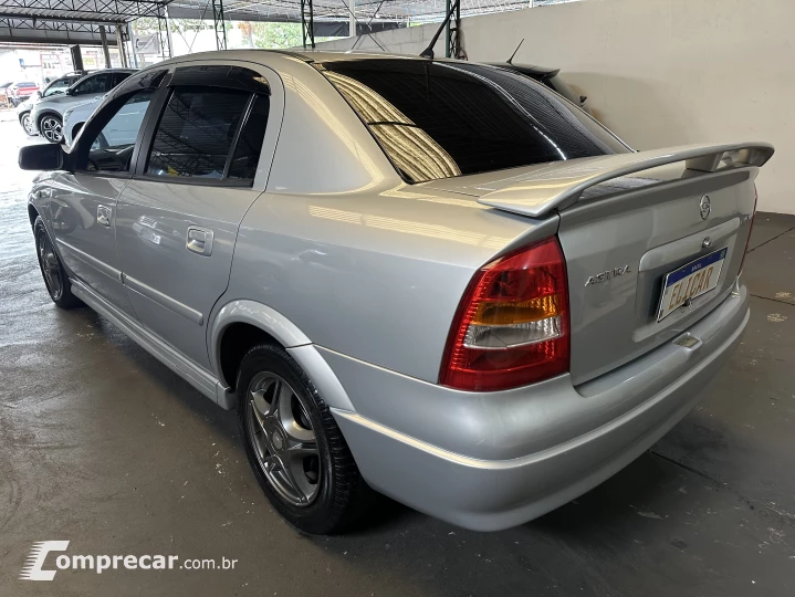 ASTRA 1.8 MPFI GL Sedan 8V