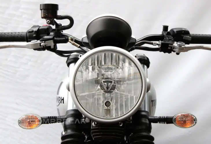 TRIUMPH STREET TWIN