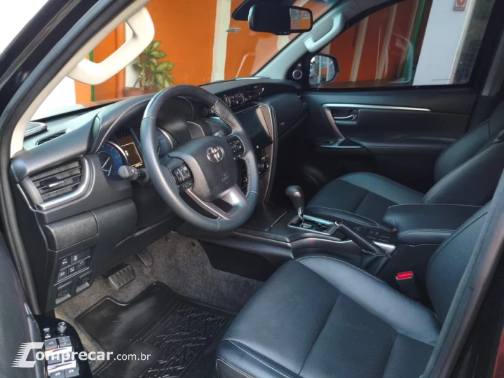 Hilux SW4 2.8 4P SRX 4X4 7 LUGARES TURBO DIESEL AUTOMÁTICO