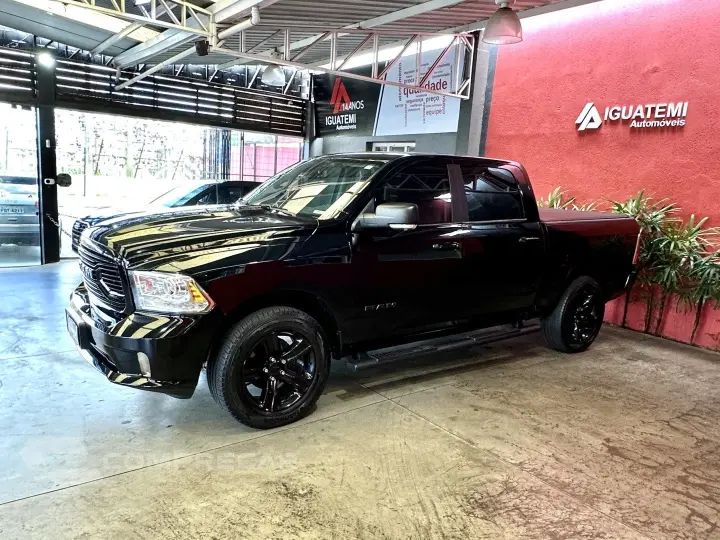 CLASSIC 5.7 V8 GASOLINA LARAMIE NIGHT EDITION CD 4X4 AUTOMÁT