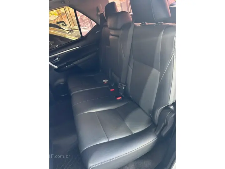 HILUX SW4 2.8 D-4D TURBO DIESEL SRX 7L 4X4 AUTOMÁTICO