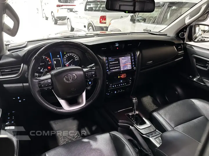 HILUX SW4 2.8 D-4D TURBO DIESEL SRX 7L 4X4 AUTOMÁTICO