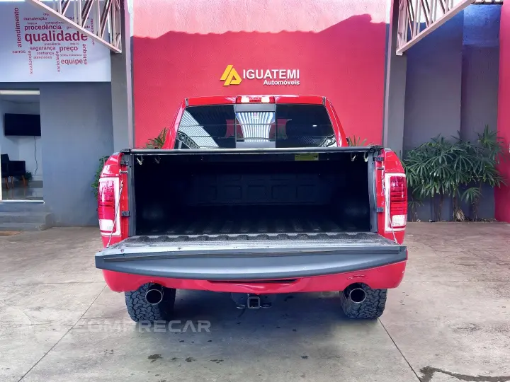 CLASSIC 5.7 V8 GASOLINA LARAMIE NIGHT EDITION CD 4X4 AUTOMÁT