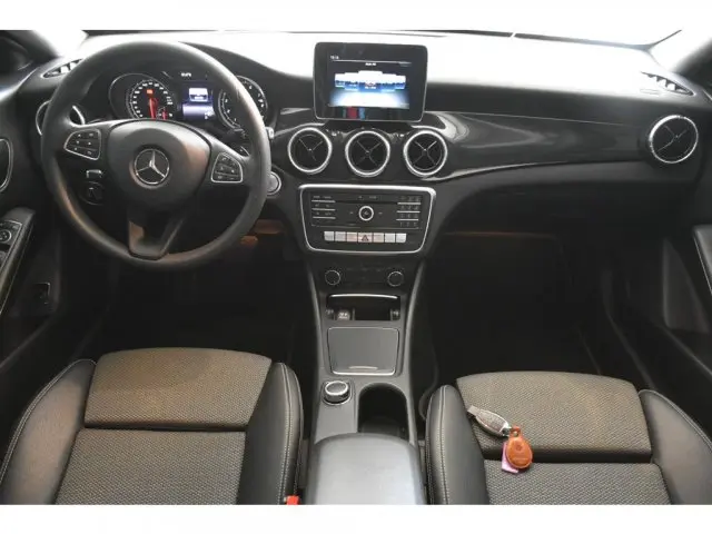 CLA 180 - 1.6 CGI 7G-DCT