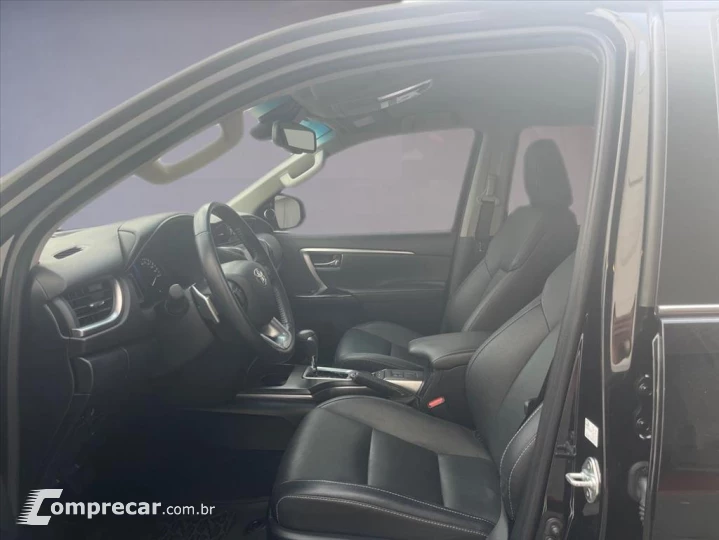 HILUX SW4 2.8 D-4D TURBO DIESEL SRX 7L 4X4 AUTOMÁ