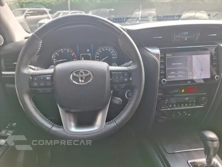 HILUX SW4 2.8 D-4D TURBO DIESEL SRX 7L 4X4 AUTOMÁ