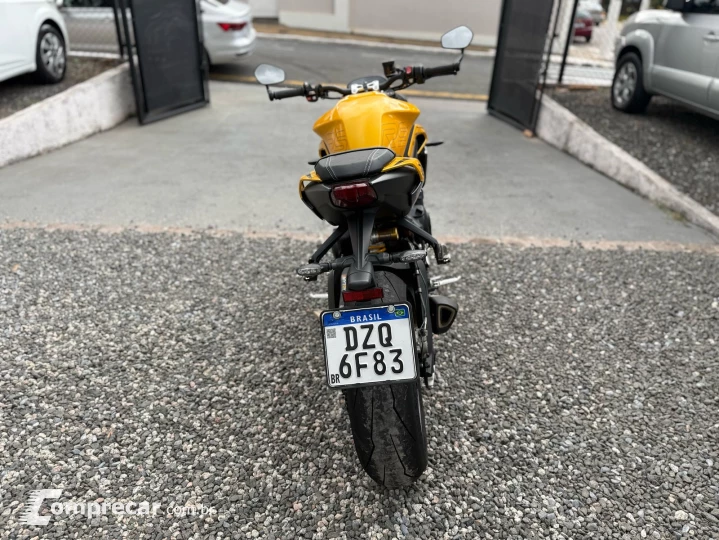 STREET TRIPLE RS