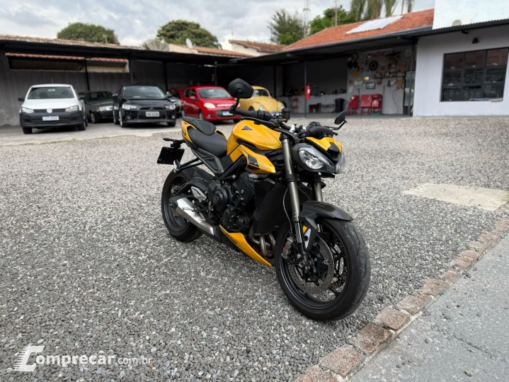 STREET TRIPLE RS