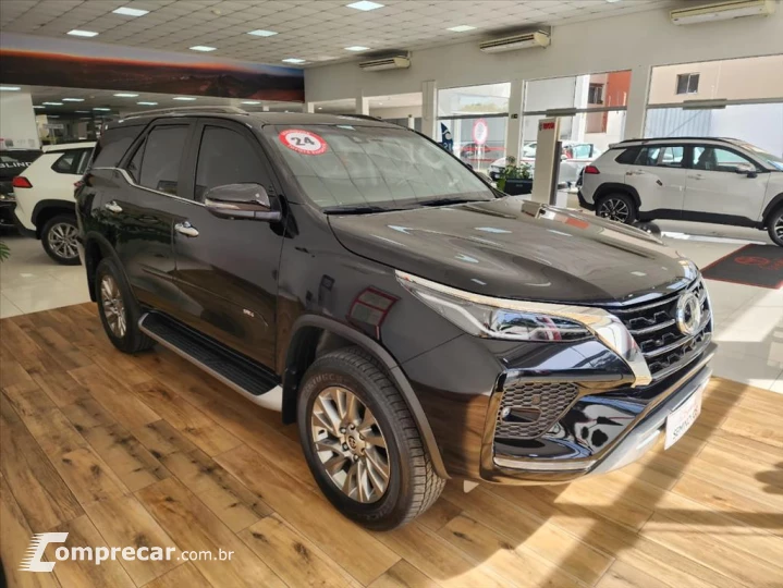 HILUX SW4 2.8 D-4D TURBO DIESEL SRX 7L 4X4 AUTOMÁ