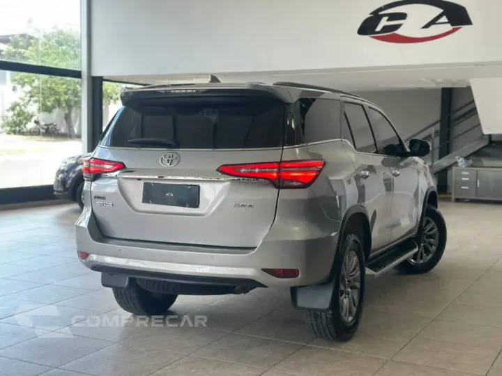 HILUX SW4 2.8 D-4D TURBO DIESEL SRX 7L 4X4 AUTOMÁTICO