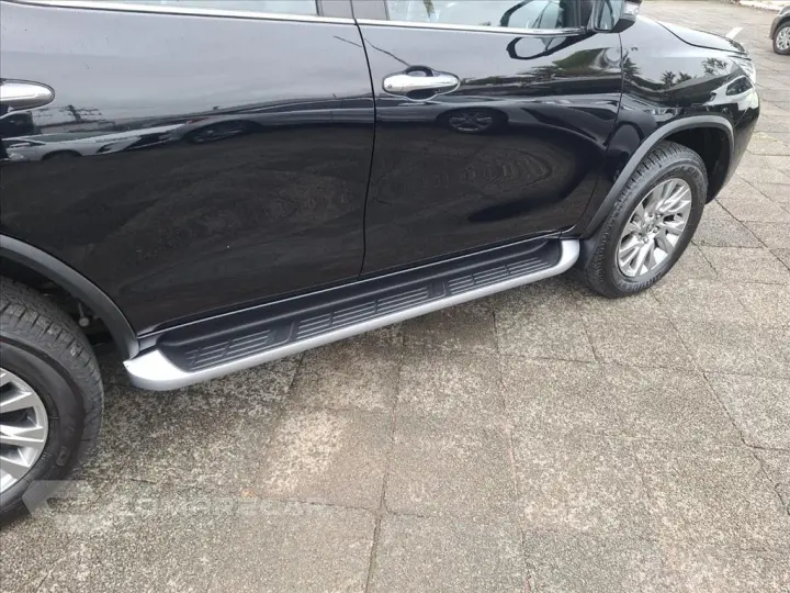 HILUX SW4 2.8 D-4D TURBO DIESEL SRX 7L 4X4 AUTOMÁ