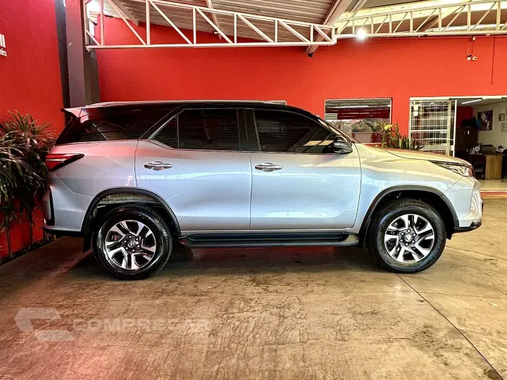 HILUX SW4 2.8 D-4D TURBO DIESEL DIAMOND 7L 4X4 AUTOMÁTICO