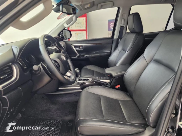 HILUX SW4 2.8 D-4D TURBO DIESEL SRX 7L 4X4 AUTOMÁ