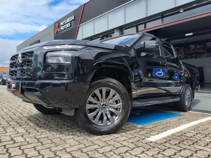 TRITON 2.4 Biturbo CD Hpe-s 4X4