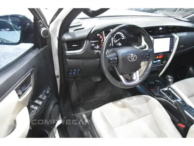 HILUX SW4 - 2.8 D-4D TURBO DIAMOND 7L 4X4 AUTOMÁTICO
