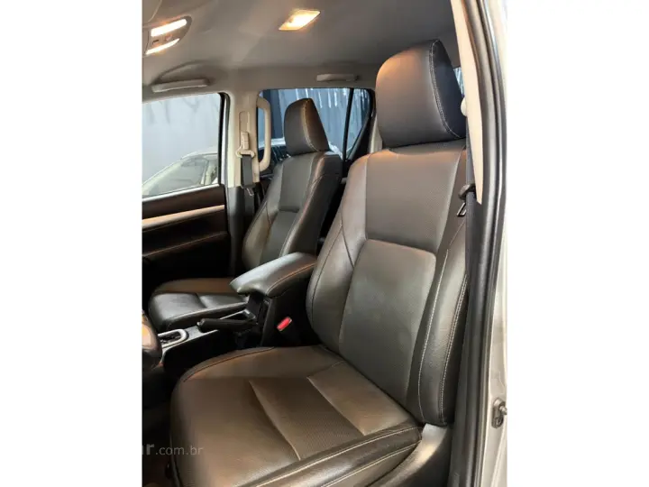 HILUX 2.8 D-4D TURBO DIESEL CD SRX 4X4 AUTOMÁTICO