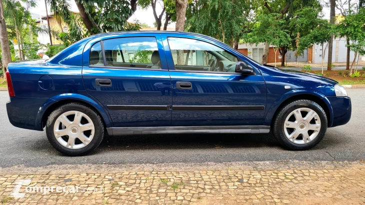ASTRA 1.8 MPFI GL Sedan 8V