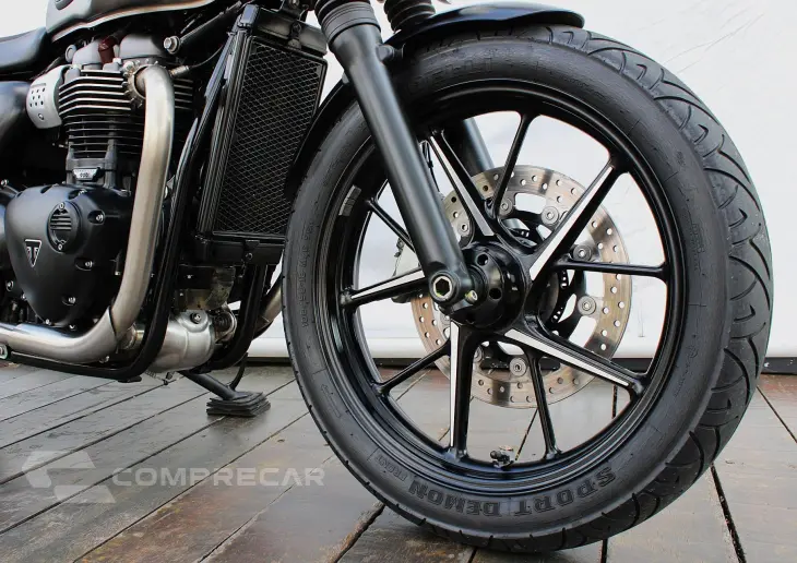 TRIUMPH STREET TWIN