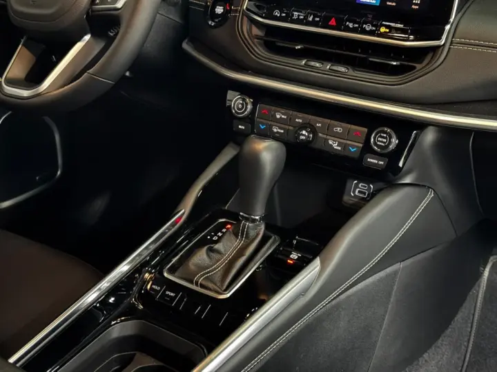 COMMANDER 1.3 T270 TURBO FLEX LONGITUDE AT6