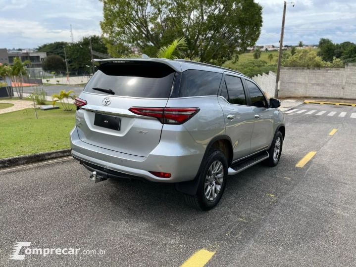 HILUX SW4 2.8 D-4D TURBO DIESEL SRX 7L 4X4 AUTOMÁTICO