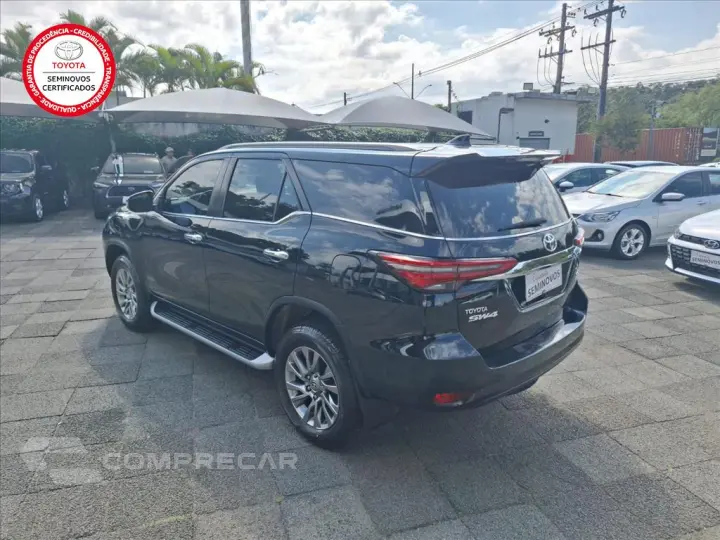 HILUX SW4 2.8 D-4D TURBO DIESEL SRX 7L 4X4 AUTOMÁ