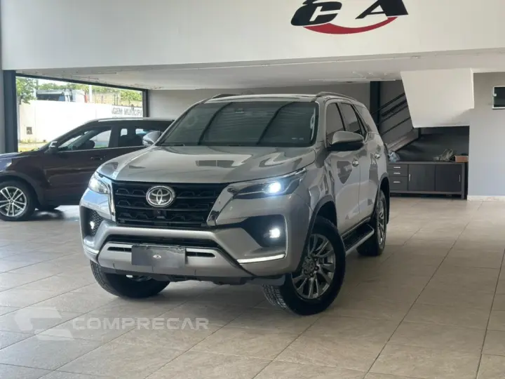 HILUX SW4 2.8 D-4D TURBO DIESEL SRX 7L 4X4 AUTOMÁTICO