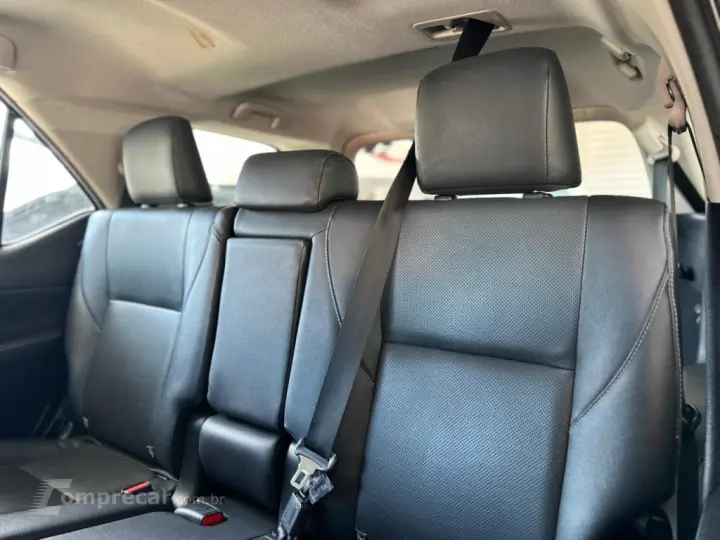 HILUX SW4 2.8 D-4D TURBO DIESEL SRX 7L 4X4 AUTOMÁTICO