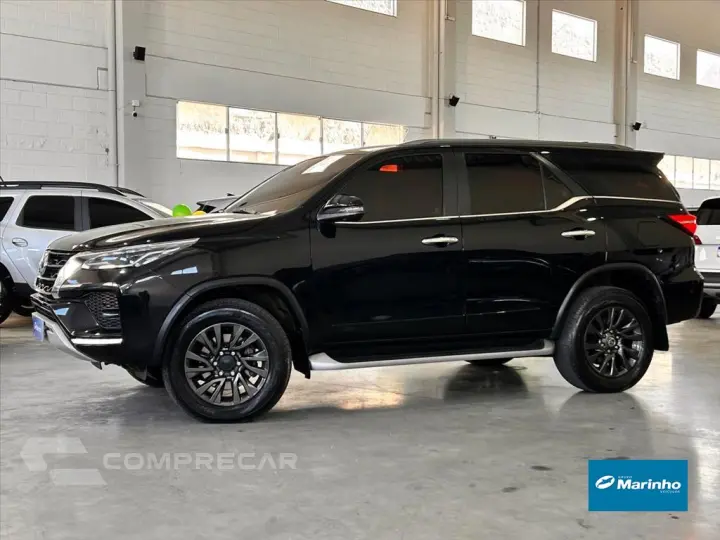 HILUX SW4 2.8 D-4D TURBO DIESEL SRX 7L 4X4 AUTOMÁ