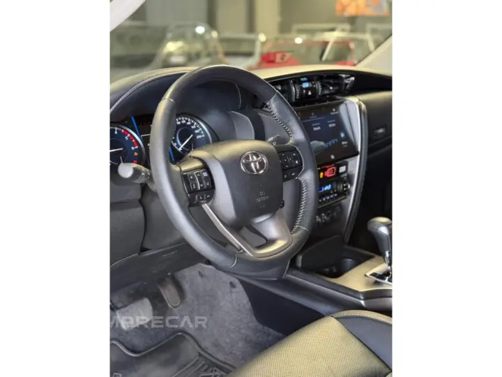 HILUX SW4 2.8 D-4D TURBO DIESEL SRX 7L 4X4 AUTOMÁTICO