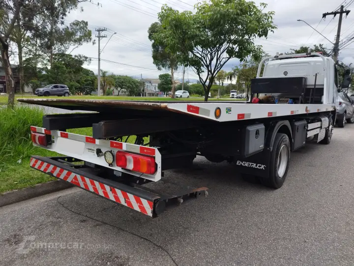 Accelo 1017 + Plataforma Engetruck