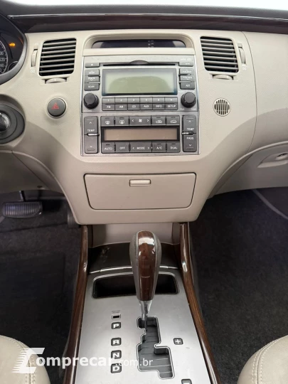 AZERA 3.3 MPFI GLS Sedan V6 24V