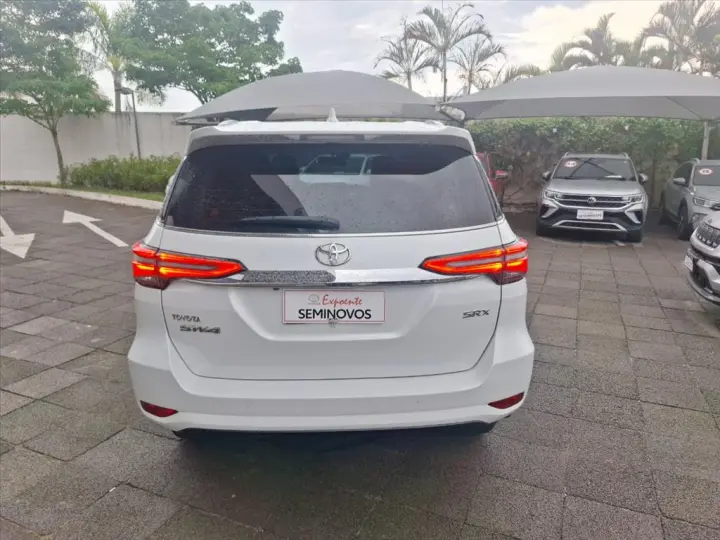 HILUX SW4 2.8 D-4D TURBO DIESEL SRX 7L 4X4 AUTOMÁ